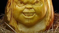 Hii, seram! Buah labu ini dibentuk mirip seperti boneka Chucky. Foto: Istimewa