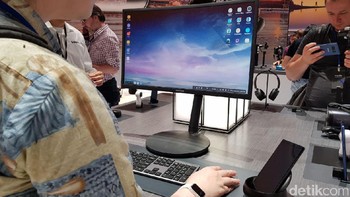 7. Bisa menjadi PC Mini: Seperti di Galaxy S8, Note 8 dibekali aksesoris bernama Samsung Dex yang dapat membuat handset ini menjadi PC mini begitu disambungkan ke monitor dan keyboard. Fitur ini tak ada di iPhone X. Foto: Achmad Rouzni Noor II/detikINET
