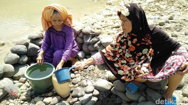 Warga harus menggali bebatuan di pinggir sungai dahulu