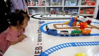 Seorang anak melihat-lihat kereta api mainan yang dipajang di salah satu stand.