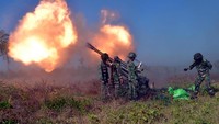 Para prajurit menembakkan Howitzer 105 mm. (Dispen Kormar).