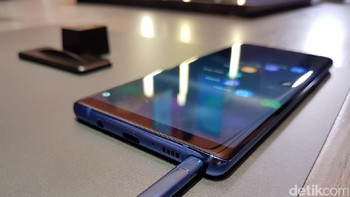 4. Stylus untuk produktivitas: Stylus di Note 8 semakin canggih dan sangat berguna bagi yang ingin produktif menulis atau menggambar langsung di layar. iPhone X tak memilikinya. Foto: Achmad Rouzni Noor II/detikINET