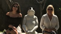 Ia juga berkunjung ke beberapa tempat sekitar Ubud dan mencoba kopi khas Bali serta berfoto dengan patung-patung yang berada di sekitarnya (Instagram/theashleygraham)