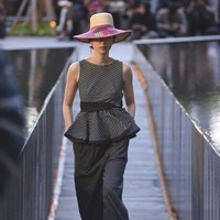 Desainer Edward Hutabarat mengadakan Pameran dan fashion show yang bertajuk Tangan Tangan Renta Lurik Indonesia, yang bertempat di Plataran Ramayana, Hotel kempinski, Jakarta Pusat. [Foto: Image Dynamics]