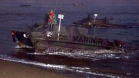 Tank amfibi melakukan pendaratan. (Dispen Kormar).