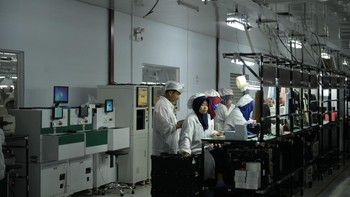 Setelah dicek bahan materialnya, maka tugas bagian perakitan untuk merakit sesuai tata letak yang sudah ditentukan. (Foto: Vivo/teks:Josina)