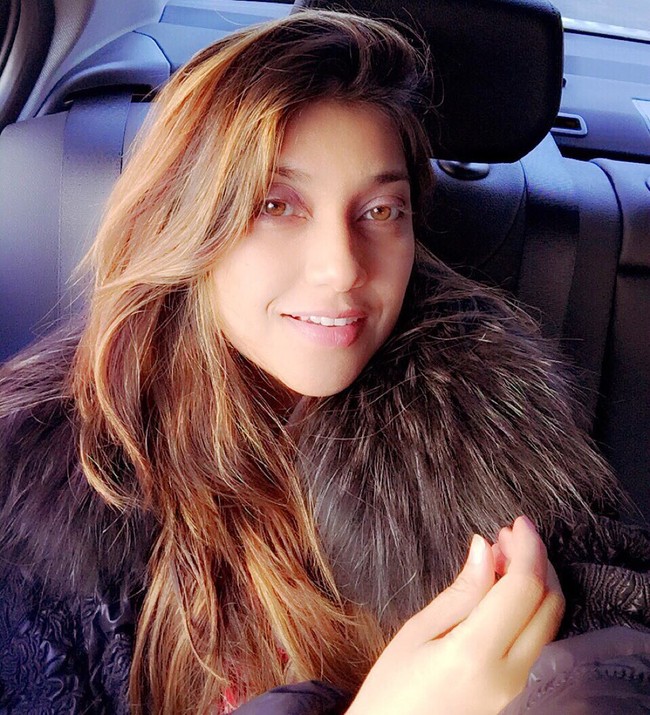 Dalam foto berikut, mata Sarah tampak lebih memikat dengan riasan smokey eyes. Riasan tersebut melengkapi kesan fierce dan misterius yang hadir dari busananya. Foto: Instagram