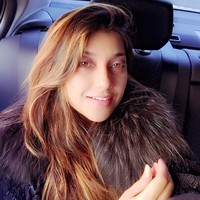 Dalam foto berikut, mata Sarah tampak lebih memikat dengan riasan smokey eyes. Riasan tersebut melengkapi kesan fierce dan misterius yang hadir dari busananya. Foto: Instagram