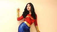 Selain itu ia juga tampil dengan kostum ala Wonder Woman. (Dok. Instagram/zaskia_gotix)