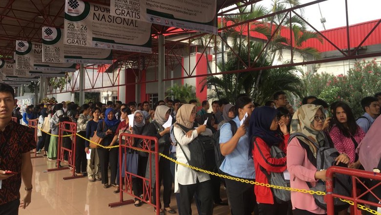 Penampakan Ratusan Orang Antre Cari Kerja di Kemayoran