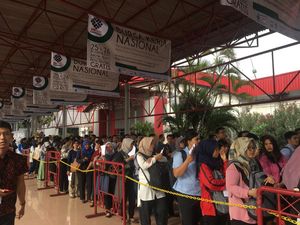 Penampakan Ratusan Orang Antre Cari Kerja di Kemayoran