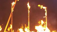 Namun agak sayang, petinya malah terjebak di atas meski tali yang mengait sudah terbakar dan putus. Foto: Momen sulap kurang nendang Demian Aditya/dok Americas Got Talent