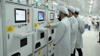Ini adalah mesin pengujian yang dikirim langsung dari China. Tak semua diuji dengan mesin, melainkan ada yang manual. Namun Vivo memastikan kualitasnya tidak ada perbedaan. (Foto: Vivo/teks:Josina)