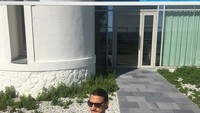  Ibra sepertinya suka dengan paparan hangat sinar mentari. Ini saat Ibra menikmati matahari West Coast di AS (Instagram/@iamzlatanibrahimovic)