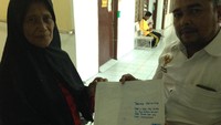Kisah nenek bernama Martini (71), korban penipuan First Travel, menjadi viral di internet. Sebagaimana diberitakan detikcom, nenek ini tinggal di Padang, Sumatera Barat. Dia menabung hasil berjualan telur puyuh supaya bisa diberangkatkan First Travel ke Mekah. Namun ternyata duit Martini dan banyak orang yang senasib lainnya ditilap oleh bos First Travel. Martini sedih sampai tak doyan makan. Foto: Tim ULS Padang menyerahkan bantuan ke Nenek Martini (Dok ULS)