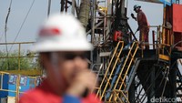 Pekerja melakukan proses penggantian Rig lifting minyak pompa ESP menjadi lifting gas lift di Sumur JTB 115, Jatibarang, Jawa Barat, Jumat (25/8/2017).