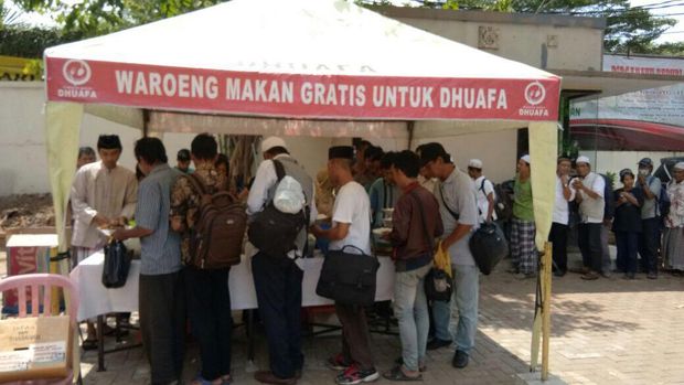 Simbol Toleransi di Warung Gratis Bagi Dhuafa
