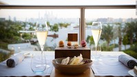 Dengan lantai kayu alami, foto retro dan dapur berlapis kaca, dekorasi Social by Heinz Beck merupakan paduan mewah klasik bersentuhan modern. Terasnya menawarkan pemandangan Waldorf Astoria Dubai Palm Jumeirah.