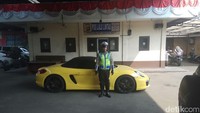 Setelah berkoordinasi dengan pihak KPK, diketahui lah asal usul dari mobil kuning itu. KPK memblokir mobil tersebut pada tahun 2014.  (Foto: Dok. Istimewa)