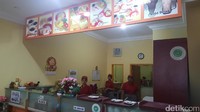 Seperti kebanyakan warung kopi di Sumatera, Coffeetoo adalah warung kopi Tionghoa. Logo halal terpampang besar di warung kopi ini, jadi tidak perlu bingung untuk traveler muslim (Fitraya/detikTravel)