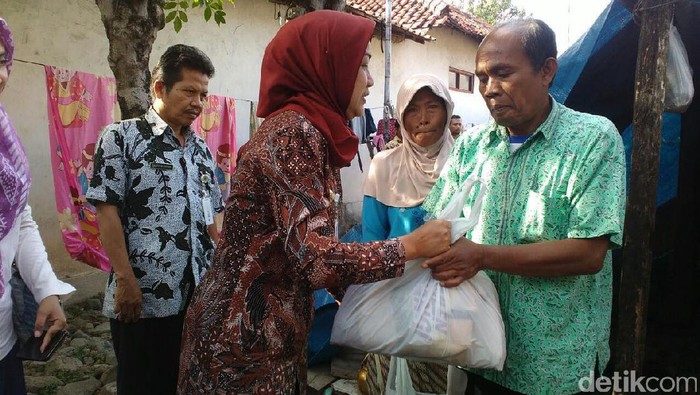 Bupati Brebes Janji Bangun Rumah untuk Pasutri yang Tinggal di Tenda