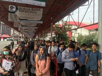 Penampakan Ratusan Orang Antre Cari Kerja di Kemayoran