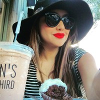 Kali ini, Sarah terlihat segar sekaligus sensual dengan lipstik warna merah. Lipstik tersebut pun menjadi statement dalam penampilannya yang serba hitam. Foto: Instagram