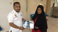Ternyata warganet cepat tanggap. Fahd Pahdepie, pemilik biro perjalanan Umrah Leadership Series (ULS), menyebarkan berita detikcom ini di akun Facebook-nya pada Rabu (23/8/2017) lalu. Dia meminta bantuan informasi mengenai alamat Martini. Fahd akan memberikan tiket keberangkatan umrah gratis pada 16 November kepada Martini.  Foto: Tim ULS Padang menyerahkan bantuan ke Nenek Martini (Dok ULS)