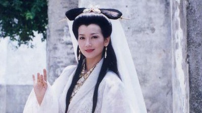 Foto: Angie Chiu Siluman Ular Putih, Cantiknya Tak Luntur di Usia 63