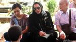 Isak Tangis Jane Shalimar di Pusara Sang Bunda