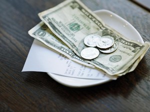 Pria Ini Tinggalkan Uang Tip Rp 28 Juta Untuk Para Pelayan Restoran