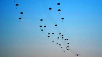 40 Anggota lainnya melaksanakan Jungar Terjun Bebas Militer (TBM). (dok. Kostrad).