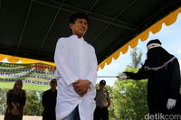 Mesum dengan Anak di Bawah Umur, Pria ini Dicambuk 130 Kali