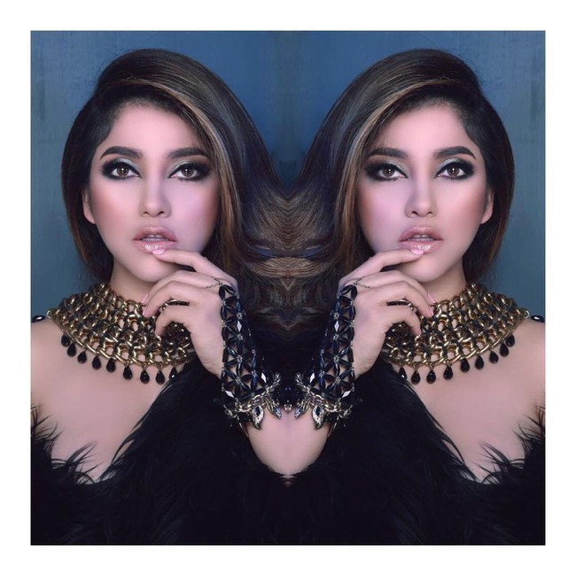 Padanan atasan atau dress berbelahan dada rendah dengan kalung etnik yang ramai ala Sarah ini bisa Anda tiru. Foto: Instagram