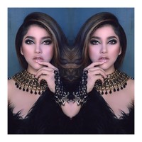 Padanan atasan atau dress berbelahan dada rendah dengan kalung etnik yang ramai ala Sarah ini bisa Anda tiru. Foto: Instagram