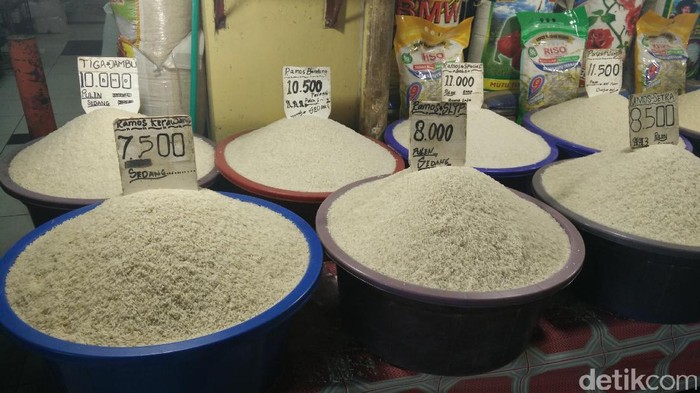 Pedagang beras Pasar Kramat Jati merespons penetapan harga eceran tertinggi beras