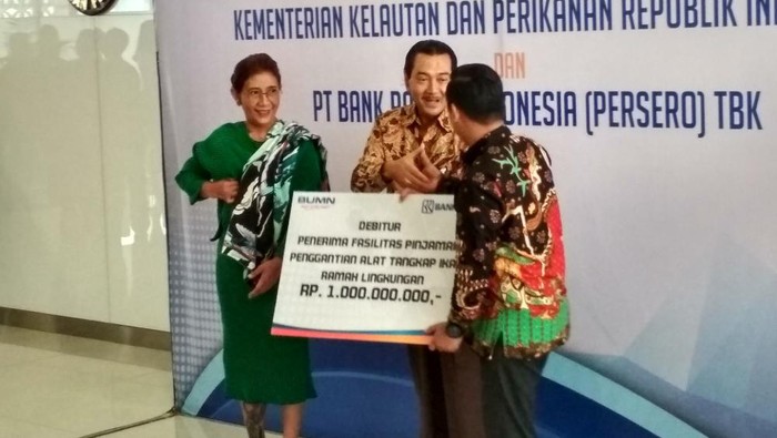 Gaya Susi Ledek Nelayan yang Tegang Terima Pinjaman Miliaran Rupiah
