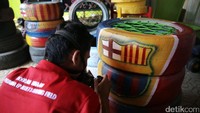 Kursi dicat dengan berbagai gambar sesuai pesanan pembeli, salah satunya motif klub sepakbola Barcelona.