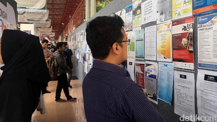 Ratusan orang berburu lowongan pekerjaan dalam Jobfair Kemenaker 2017 di Hall C, JIExpo Kemayoran, Jakarta Pusat, Jumat (25/8).