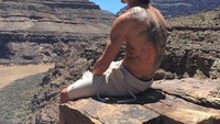 Ibra juga gemar liburan outdoor, tampak di dalam satu foto Ibra duduk menghadap ngarai sambil bertelanjang dada dan memamerkan otot-ototnya (Instagram/@iamzlatanibrahimovic)