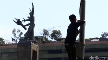 Petugas menambah antena dan penguat sinyal di sekitar kawasan bunderan HI guna memberikan koneksi internet yang maksimal.