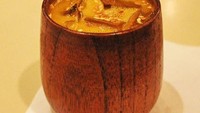 Di Tons Pizza Napoletana, San Francisco, semua bahan yang digunakan dalam pembuatan cocktail sereal Pins & Needles menarik dan menggemaskan. Dibuat dengan campuran brandy Spanyol Felipe II, yang telah diinfuskan Cinnamon Toast Crunch. Dicampur dengan Amaro Montenegro, irisan labu kuning, jus lemon, biji agave juga wijen.