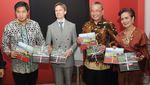 Melihat Danau Toba lewat Buku Fotografi