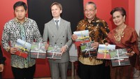 Hadir juga Anggota DPR RI Maruarar Sirait, Wakil Duta Besar Prancis Charles Henri Brosseau, Menteri Desa, PDT dan Transmigrasi Eko Putro Sandjojo, mantan Deputi Senior Bank Indonesia Miranda Goeltom menunjukkan buku fotografi Mangongkal Holi dan Danau Toba di Jakarta. Buku setebal 115 halaman tersebut mengangkat tema budaya batak masa lalu bersama keramahan penduduk dan keindahan alam kaldera Toba.  Foto: dok Kemendes