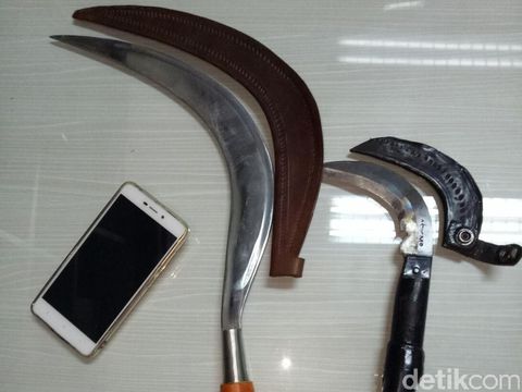 Barang bukti yang disita polisi dari pelaku begal