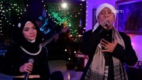 Ini aksinya ketika Opick dan Wulan bernyanyi bersama. Foto: ist/dok Net