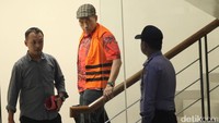 Adiputra Kurniawan keluar gedung KPK mengenakan rompi oranye Tahanan KPK. Tak sepatah kata keluar dari mulut Adiputra usai menjalani pemeriksaan maraton. Ia langsung masuk mobil tahanan.