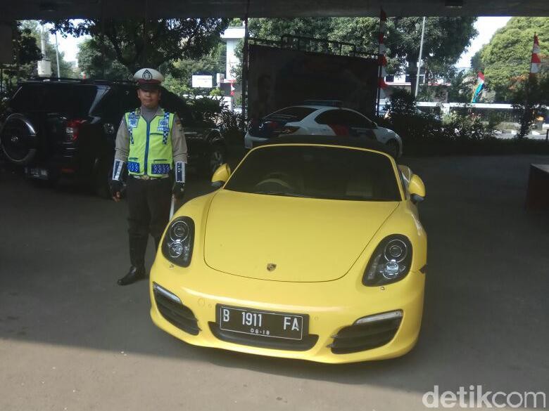 Porsche Kuning yang Diblokir KPK Milik Siapa? Porsche Kuning yang Diblokir KPK Milik Siapa?