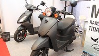 Di arena GIIAS 2017 pekan kemarin, terpampang pula kendaraan roda dua bertenaga listrik yakni motor rakitan arek Surabaya, namanya Faraday. Foto: Rangga Rahadiansyah