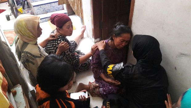 Keluarga korban bersedih dengan kejadian itu